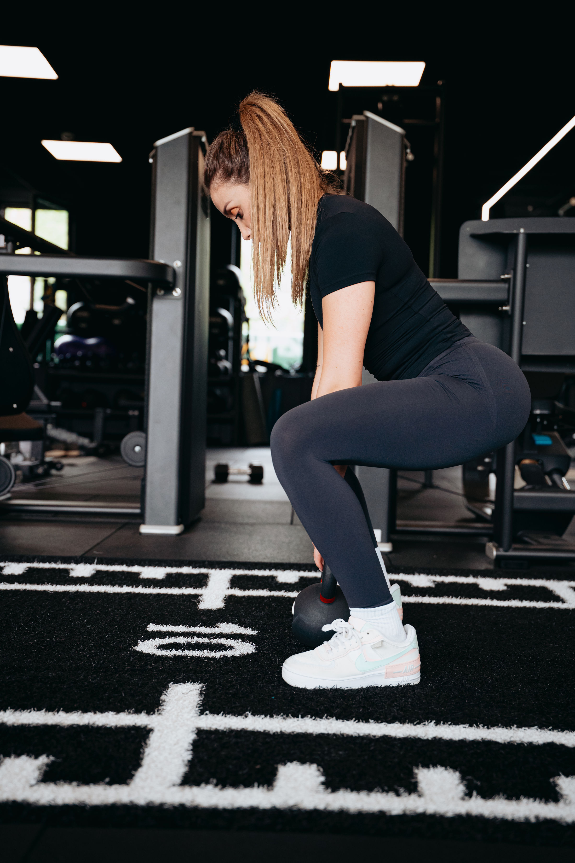 Travail de gainage et de squat avec kettlebell en salle